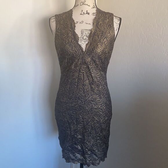 Bebe Metallic Lace Design Dress Contemporary Feminine Scalloped Brand New - Picture 5 of 14